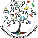 Arbre de vie coloré avec oiseaux bleus et papillons multicolores s'envolant vers un nouveau chemin