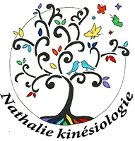 Arbre de vie coloré avec oiseaux bleus et papillons multicolores s'envolant vers un nouveau chemin