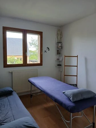 Salle lumineuse de kinésiologie idéale pour se ressourcer et retrouver l’équilibre intérieur.