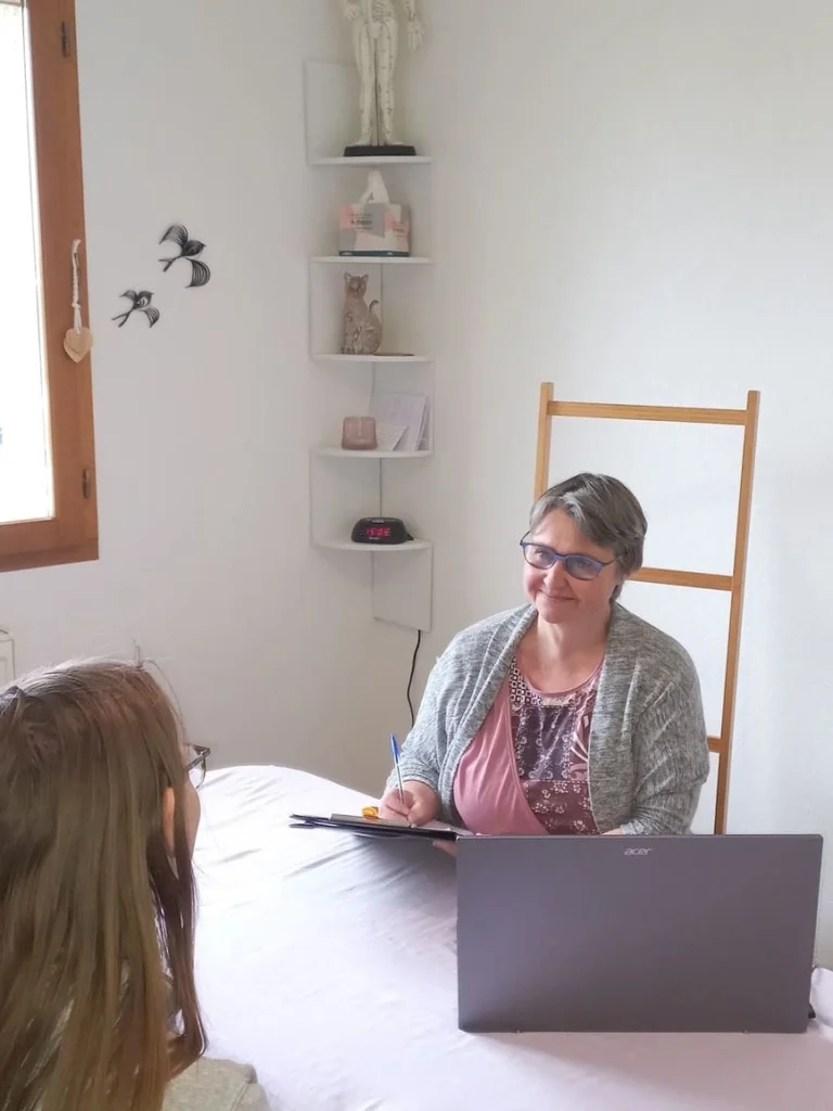 Entretien préalable à une séance de kinésiologie dans un environnement apaisant.