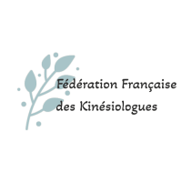 Emblème de la Fédération Française des Kinésiologues accompagné d’une illustration végétale bleutée